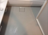 ブラックのアクセントパネルでシックな浴室に